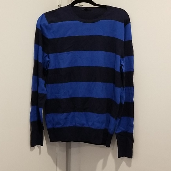 Nwot! Gap sweater. Size L - Picture 2 of 3